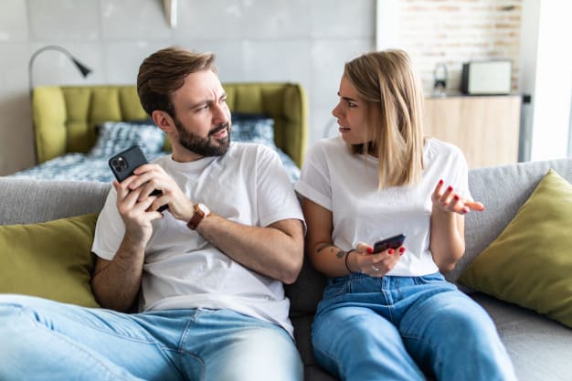 Casal monitorando o celular do filho