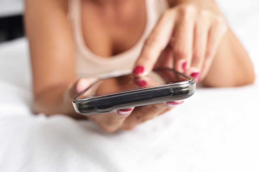 Esposa envia fotos nudes pelo celular